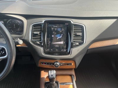 2022 Volvo XC90 T6 Momentum 7 Passenger